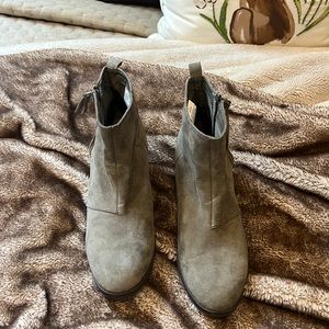 Perfect condition size 9 old navy suede booties